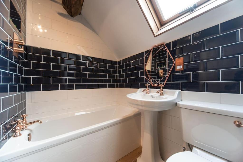 The On The Square, Wensley - Derbyshire Country Cottage. Holiday home *